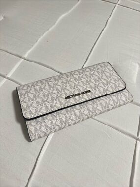 Michael Kors Signature Continental Wallet - Light Gray/White